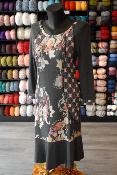 ROBE FOND GRIS MOTIFS ARABESQUES ET FLEURS OLIVIER PHILIPS